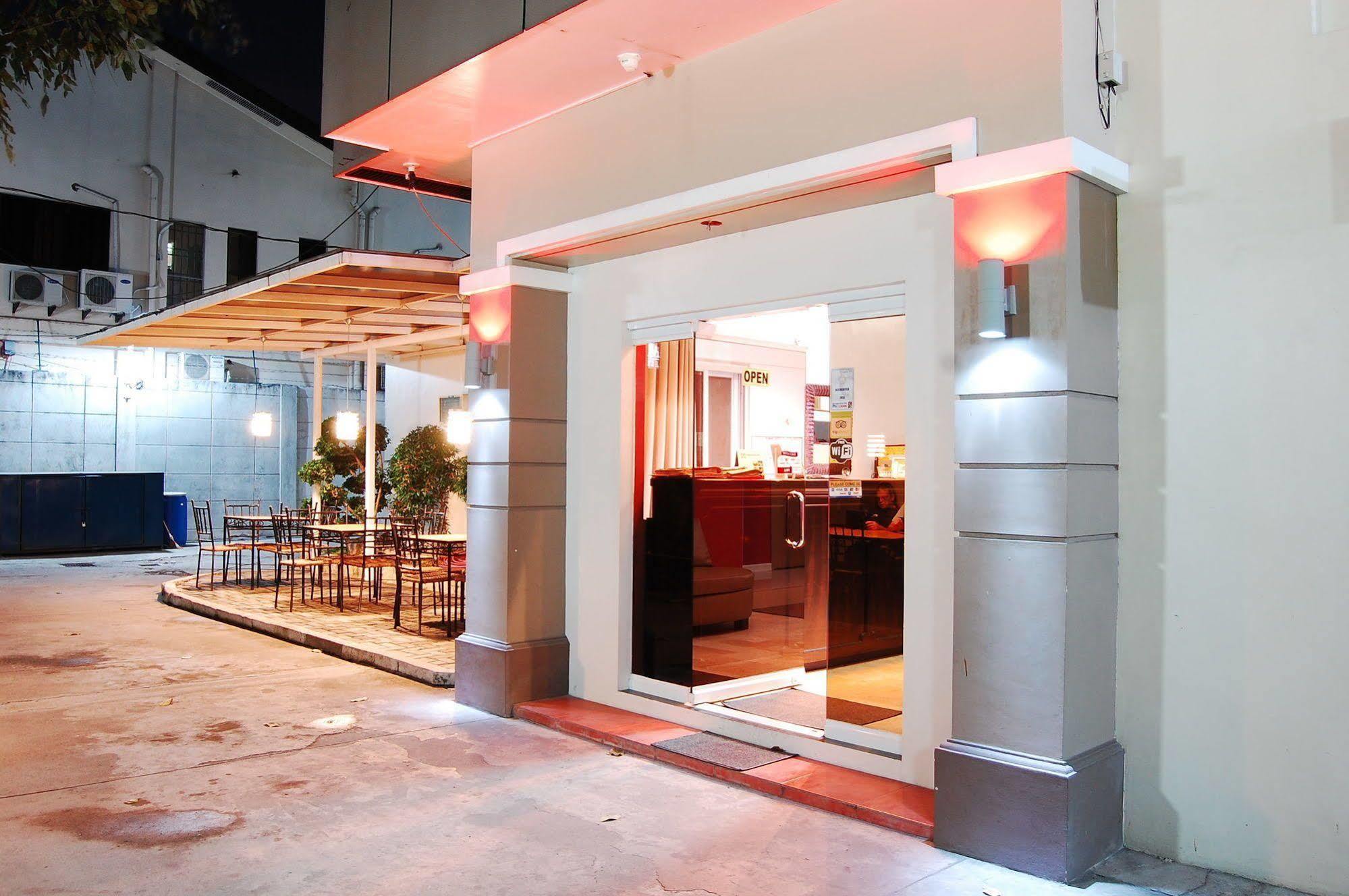 Rumi Apartelle Hotel Angeles Bagian luar foto