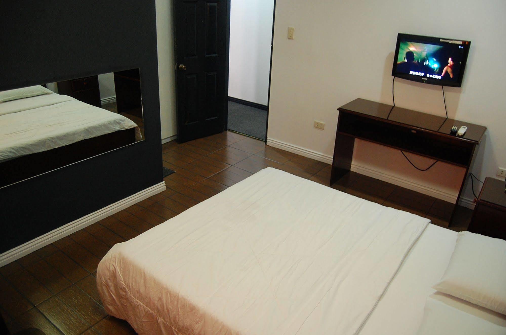 Rumi Apartelle Hotel Angeles Bagian luar foto