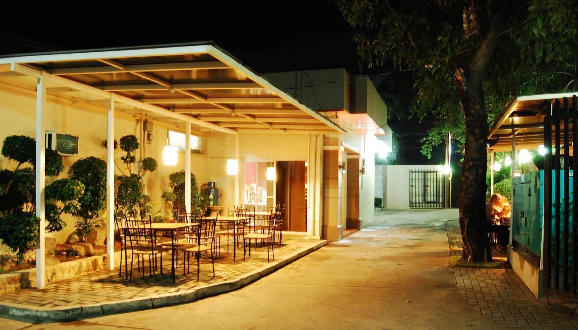 Rumi Apartelle Hotel Angeles Bagian luar foto