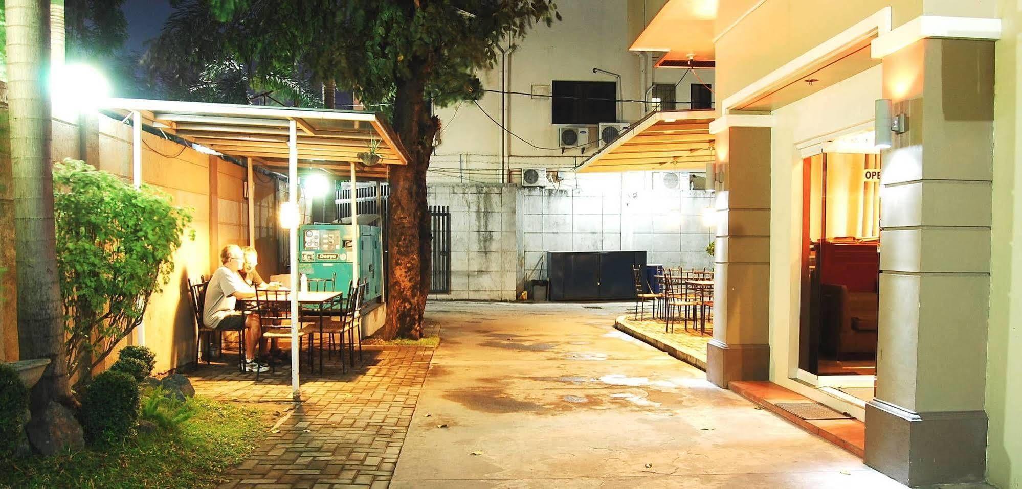 Rumi Apartelle Hotel Angeles Bagian luar foto