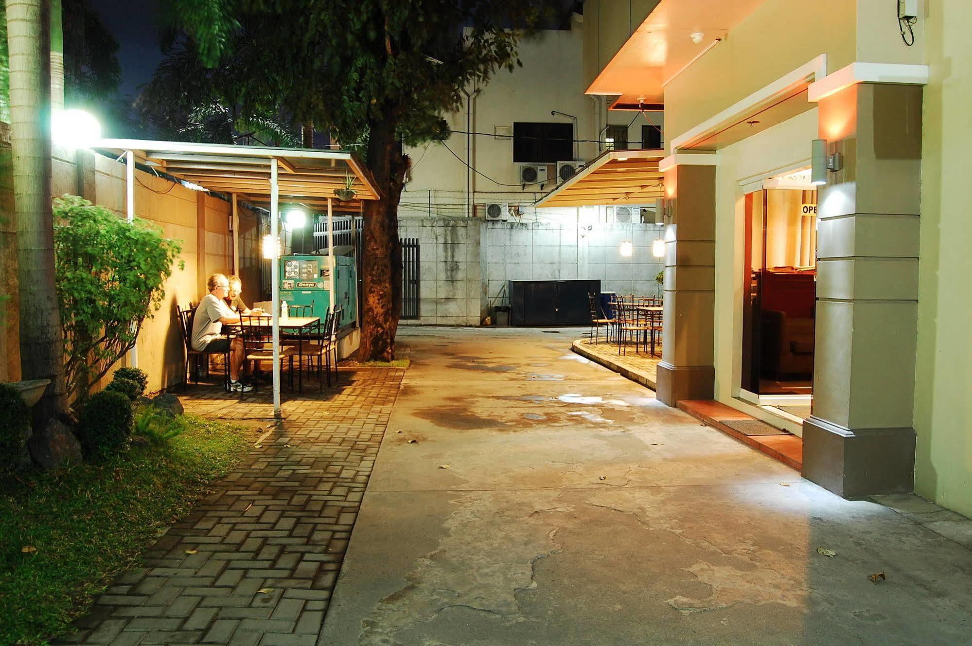 Rumi Apartelle Hotel Angeles Bagian luar foto